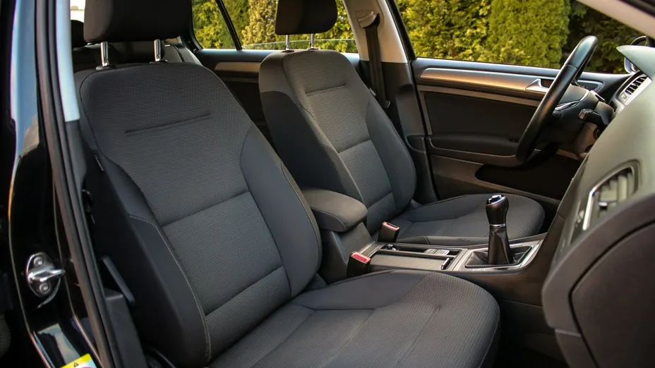 VOLKSWAGEN Golf -