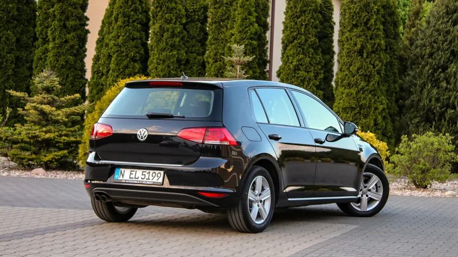VOLKSWAGEN Golf -