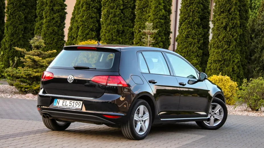 VOLKSWAGEN Golf -