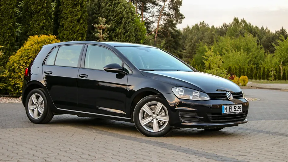 VOLKSWAGEN Golf -