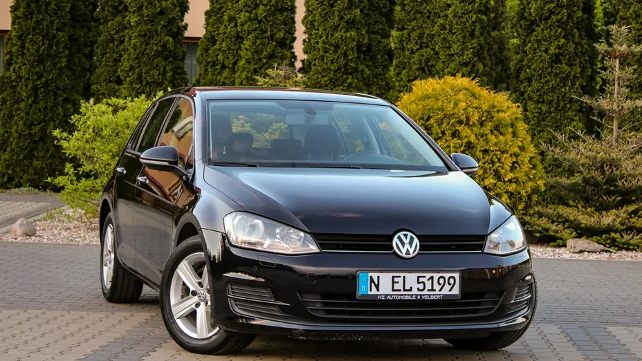 VOLKSWAGEN Golf -