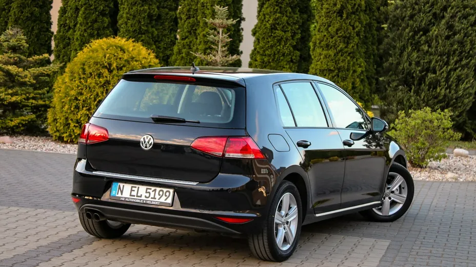 VOLKSWAGEN Golf -