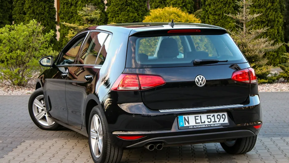 VOLKSWAGEN Golf -