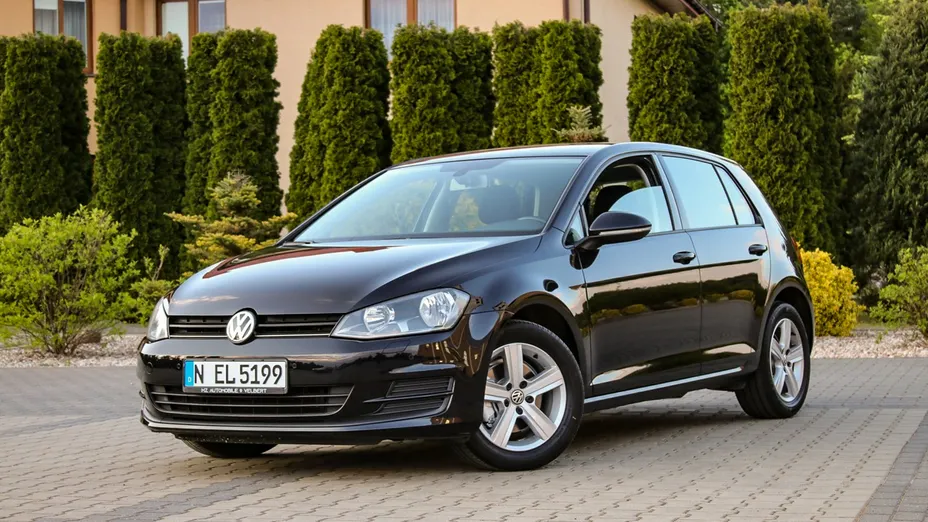VOLKSWAGEN Golf -