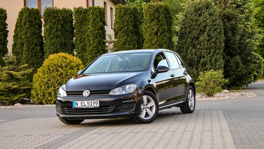 VOLKSWAGEN Golf -
