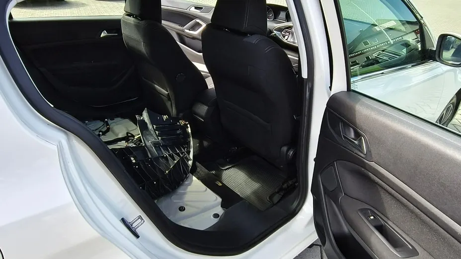 PEUGEOT 308 -