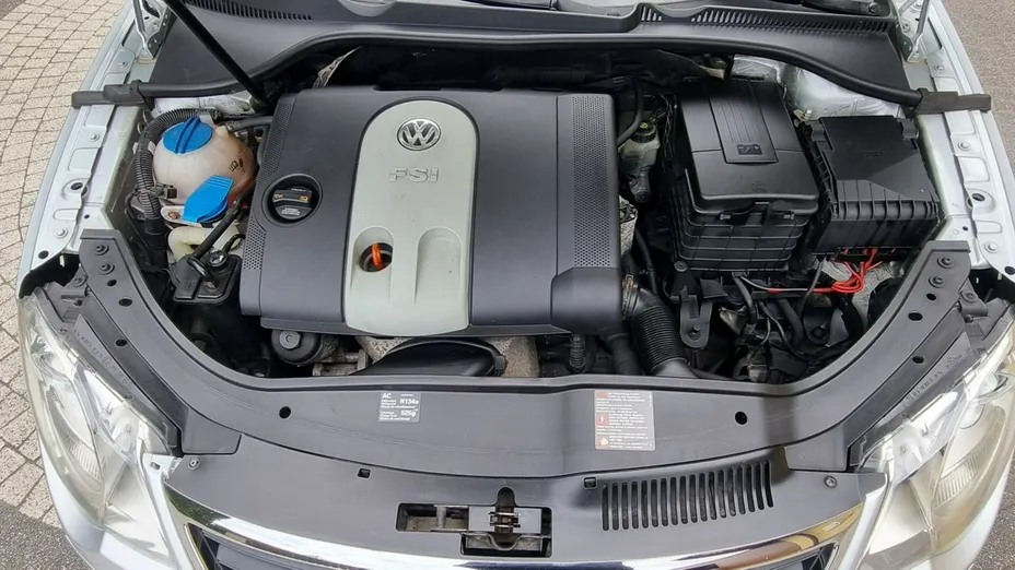VOLKSWAGEN Eos -
