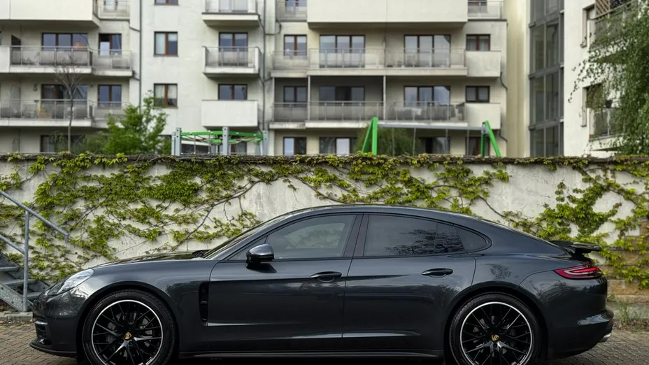 PORSCHE Panamera -