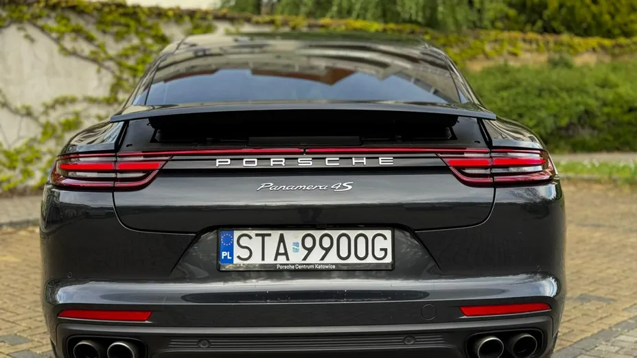 PORSCHE Panamera -