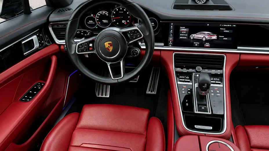 PORSCHE Panamera -