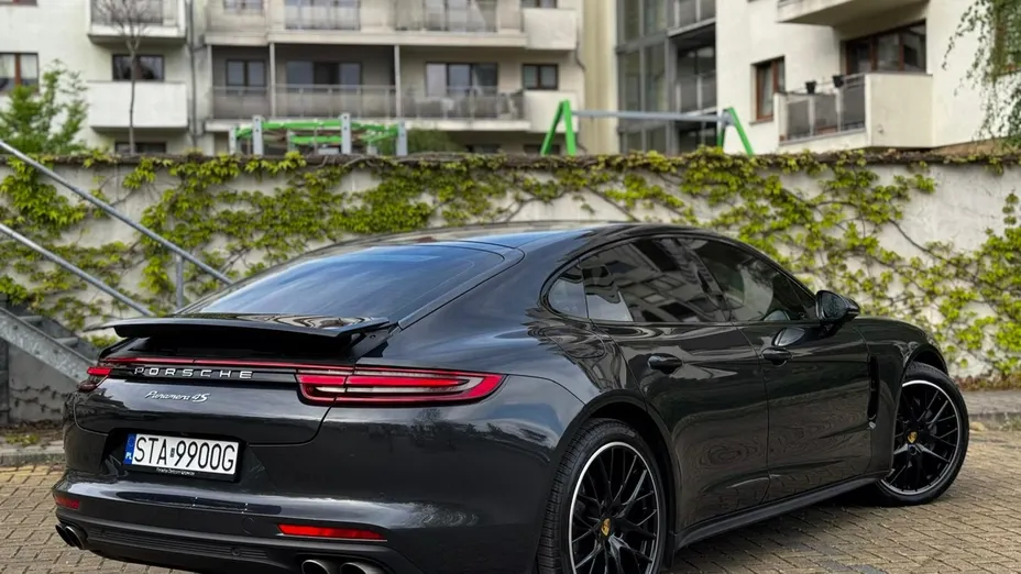 PORSCHE Panamera -