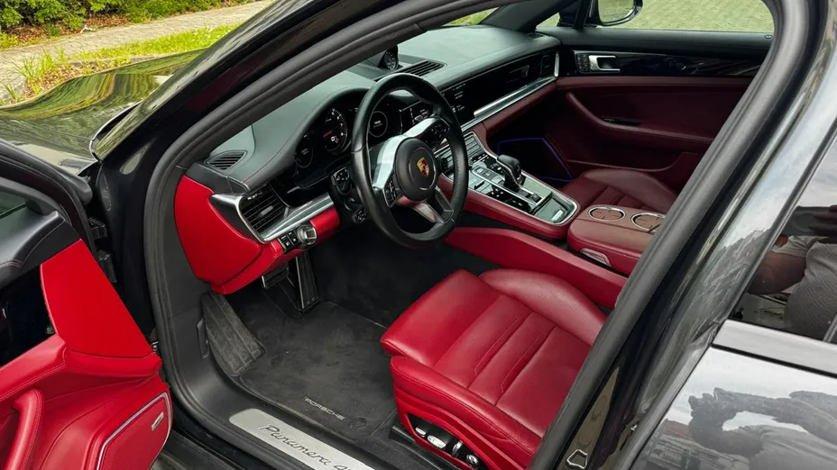 PORSCHE Panamera -
