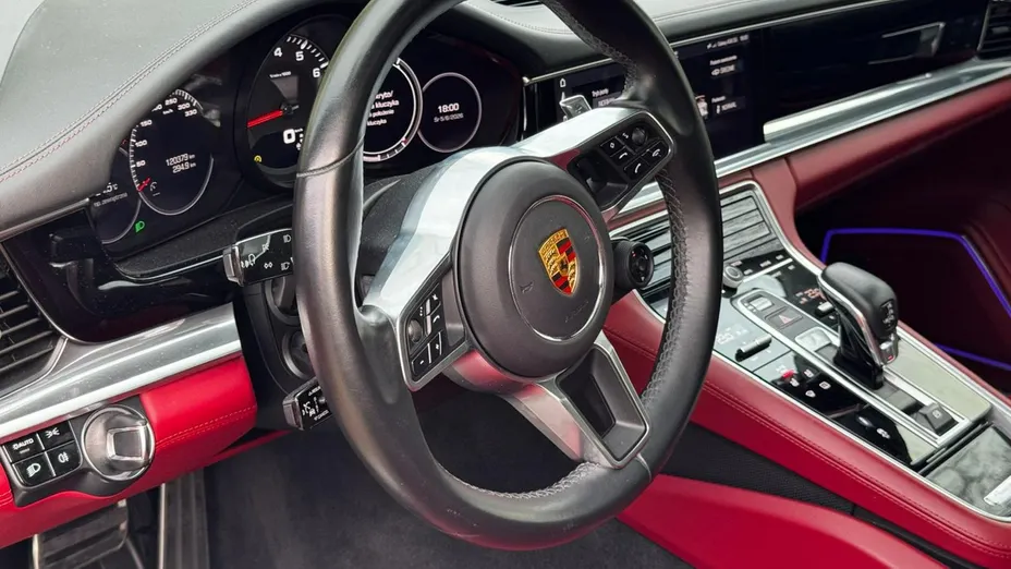 PORSCHE Panamera -