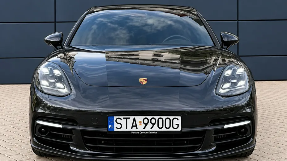 PORSCHE Panamera -