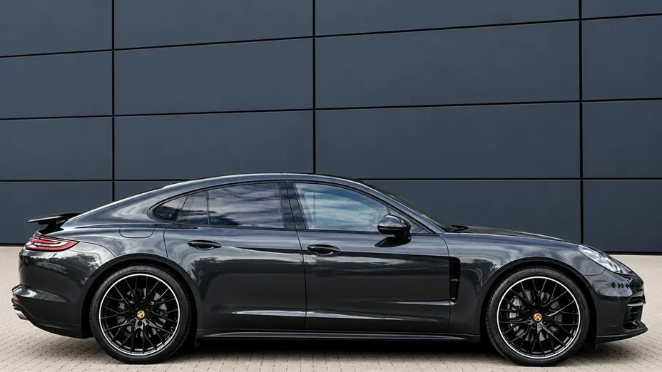 PORSCHE Panamera -