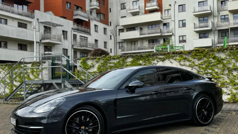 PORSCHE Panamera -