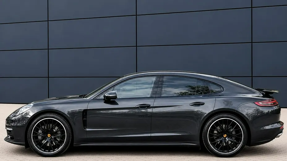 PORSCHE Panamera -