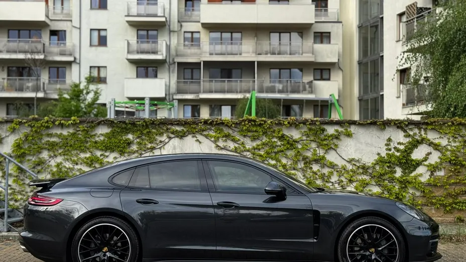 PORSCHE Panamera -