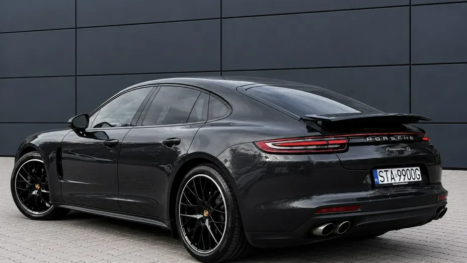 PORSCHE Panamera -