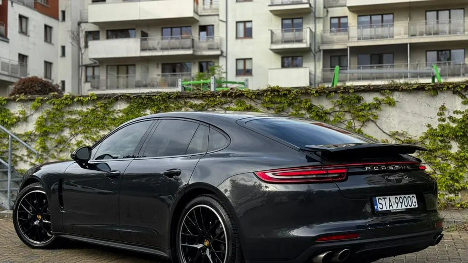 PORSCHE Panamera -