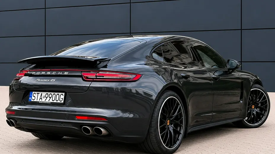 PORSCHE Panamera -