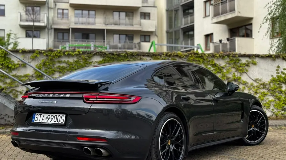 PORSCHE Panamera -