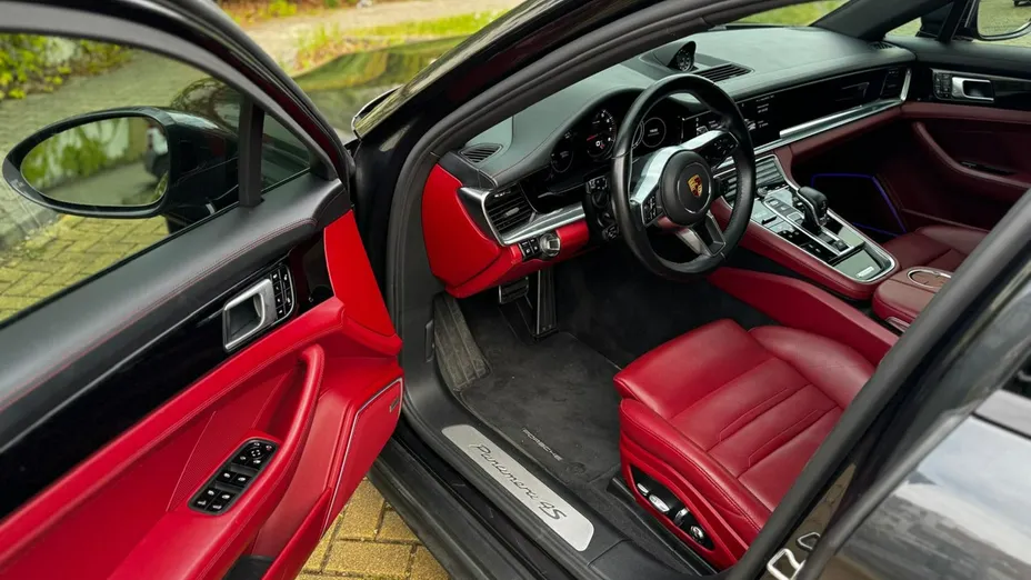 PORSCHE Panamera -