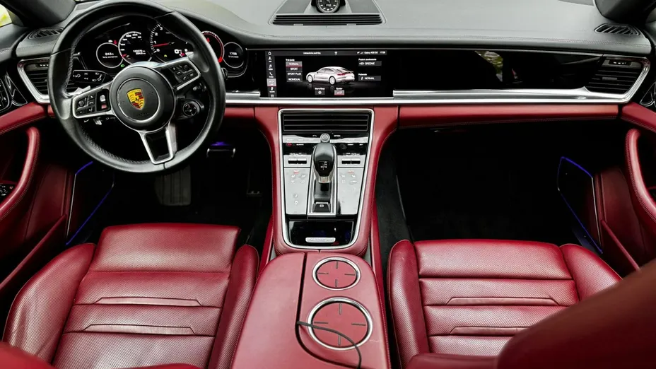 PORSCHE Panamera -