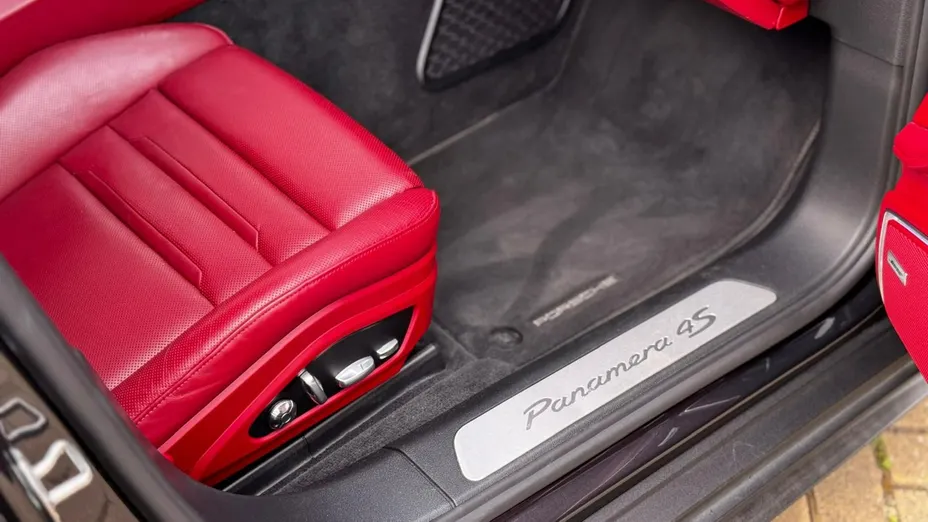 PORSCHE Panamera -