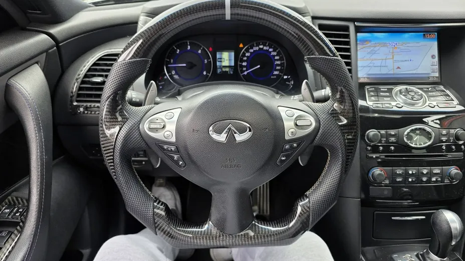 INFINITI QX70 -