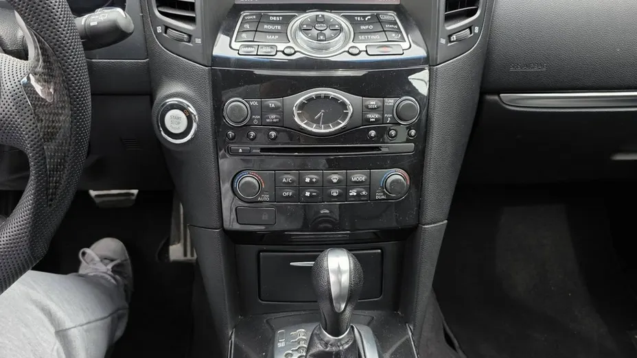 INFINITI QX70 -