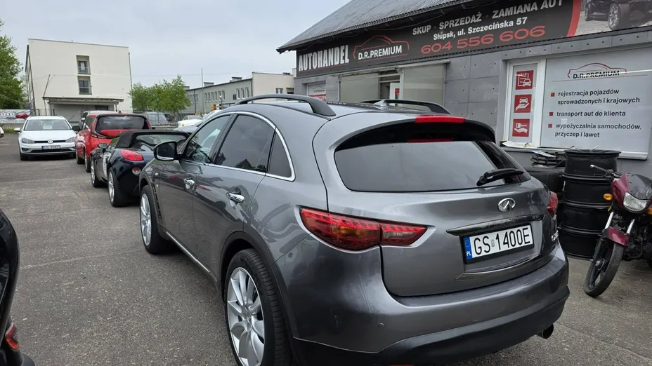 INFINITI QX70 -