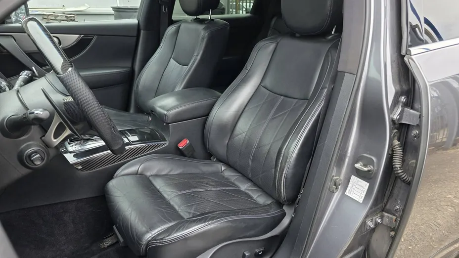 INFINITI QX70 -