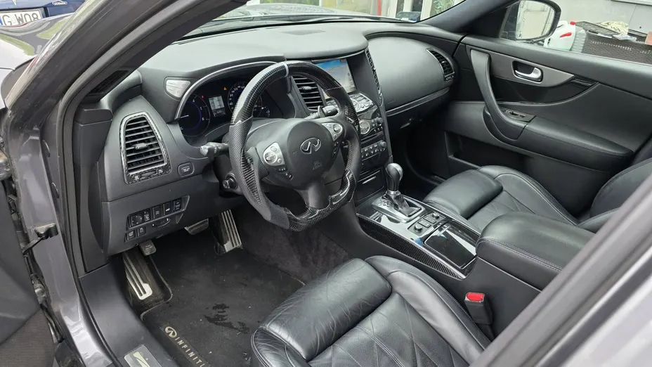 INFINITI QX70 -