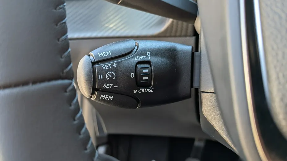 PEUGEOT 208 -