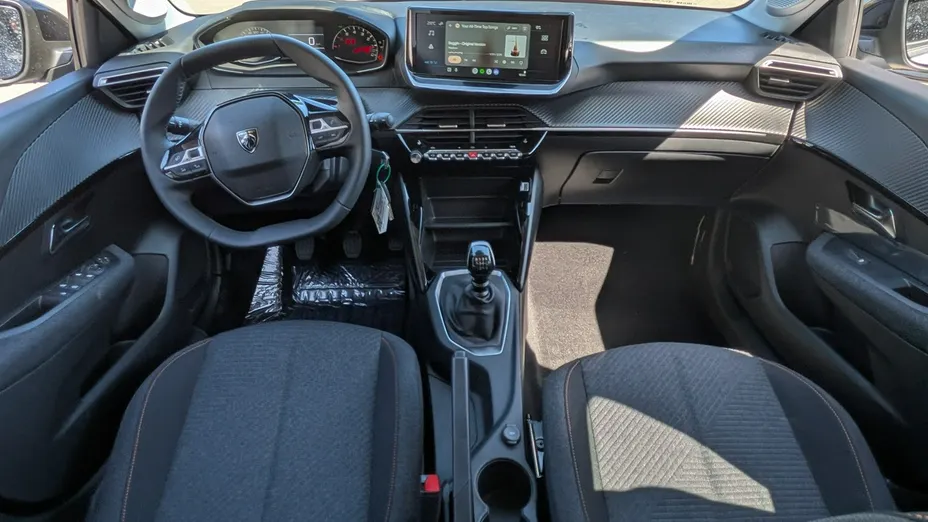 PEUGEOT 208 -