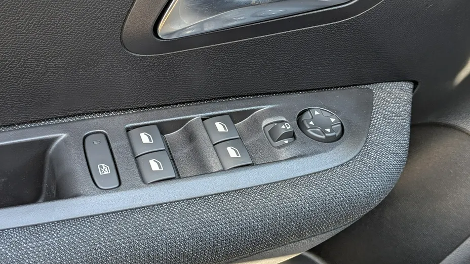 PEUGEOT 208 -