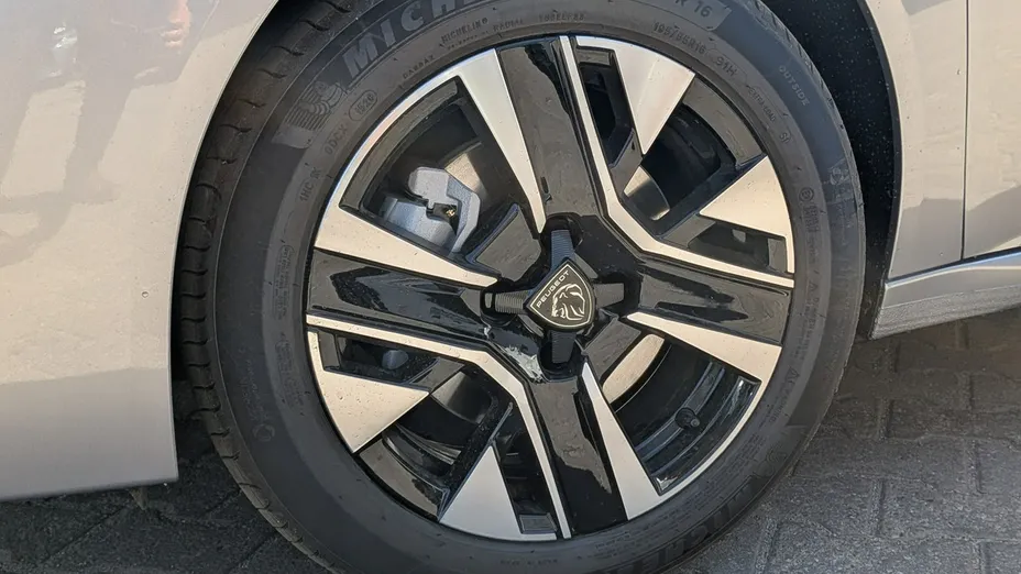 PEUGEOT 208 -