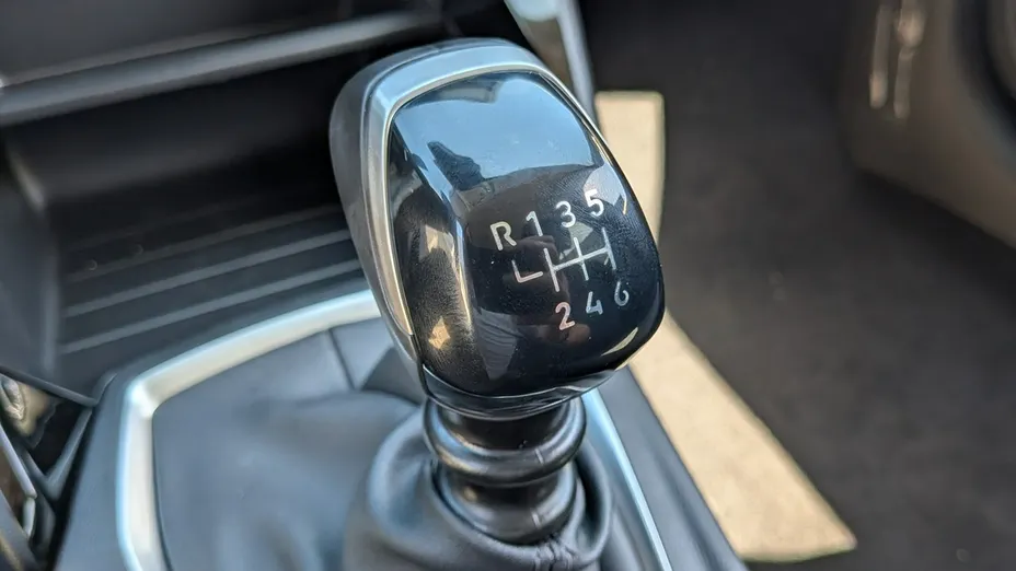PEUGEOT 208 -