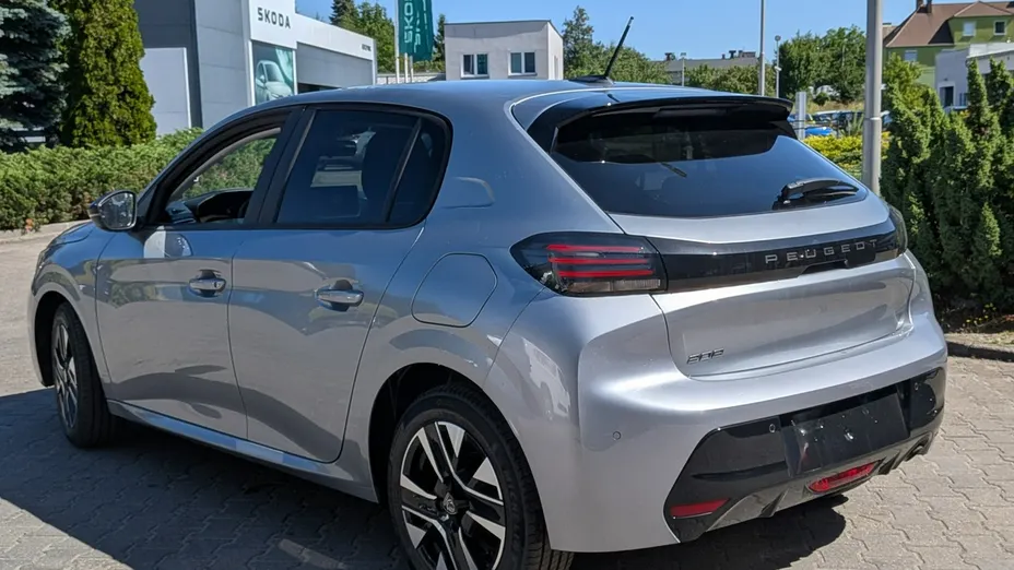 PEUGEOT 208 -