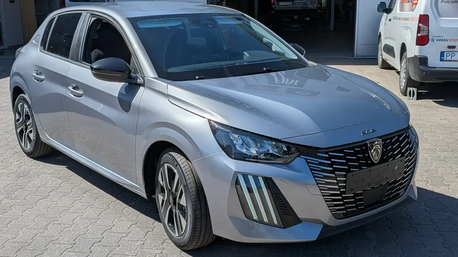 PEUGEOT 208 -