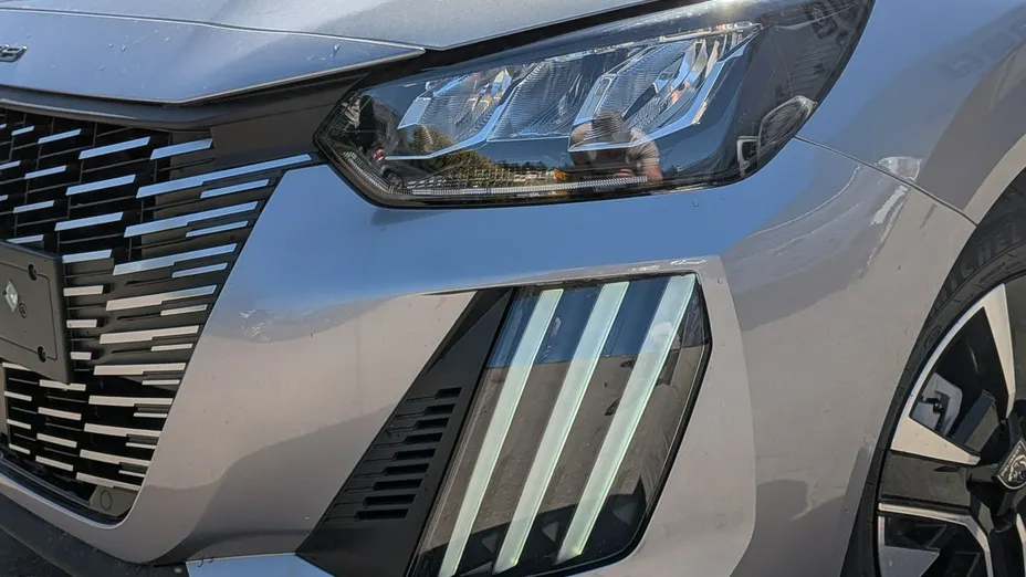 PEUGEOT 208 -