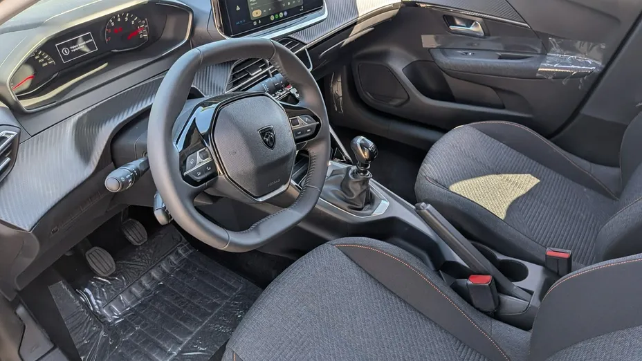 PEUGEOT 208 -