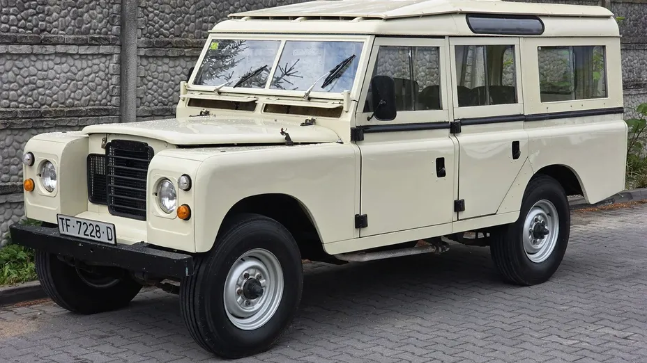 LAND ROVER Defender -