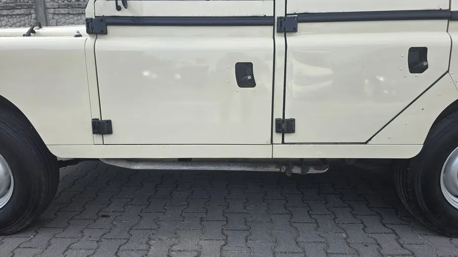 LAND ROVER Defender -