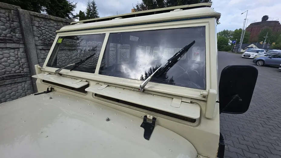 LAND ROVER Defender -