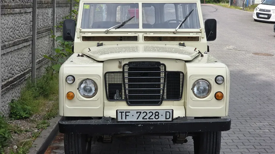 LAND ROVER Defender -