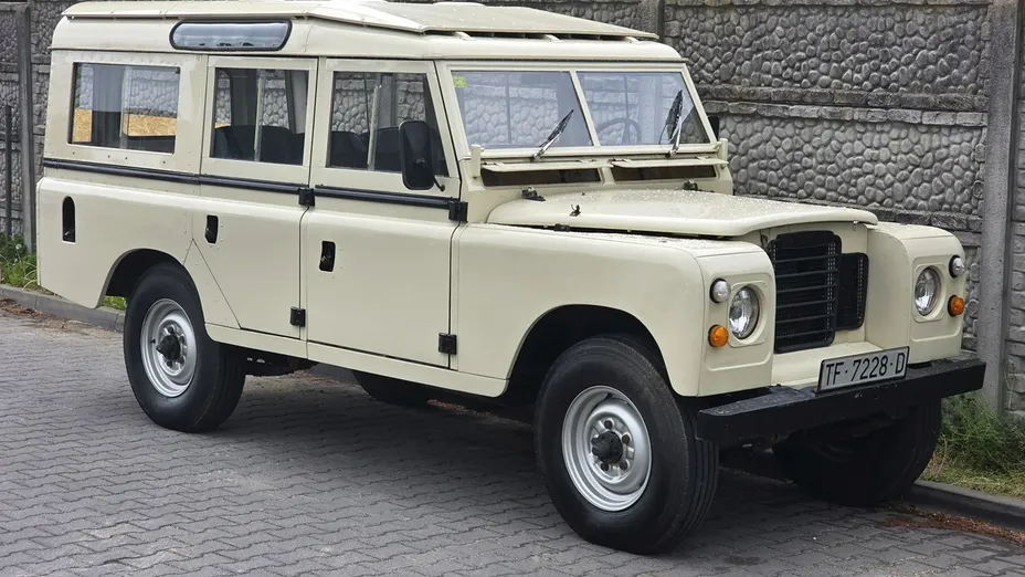 LAND ROVER Defender -