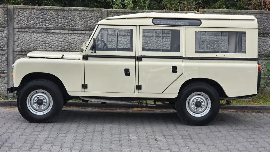 LAND ROVER Defender -