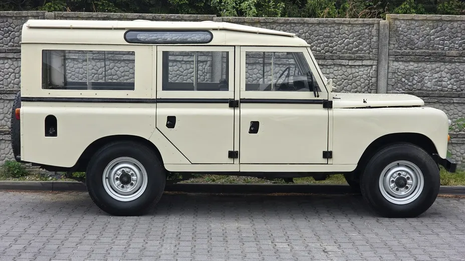LAND ROVER Defender -